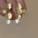 Retro Deformation Flower Earrings for Women Fashion Flat Imitation Pearl Drop Earrings Party European Jewelry Accessories