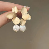 Retro Deformation Flower Earrings for Women Fashion Flat Imitation Pearl Drop Earrings Party European Jewelry Accessories